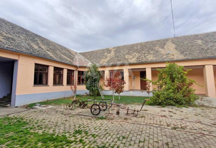 Sivac, Prostrana porodična kuća na velikom placu idealna za miran život ili investiciju