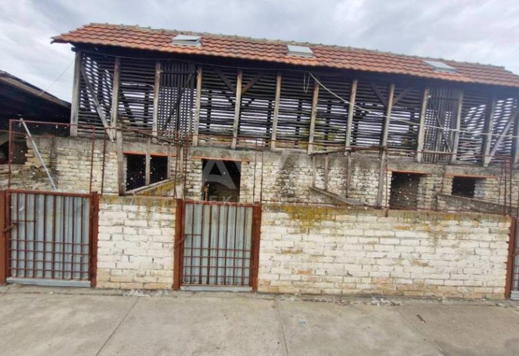 Sivac, Prostrana porodična kuća na velikom placu idealna za miran život ili investiciju