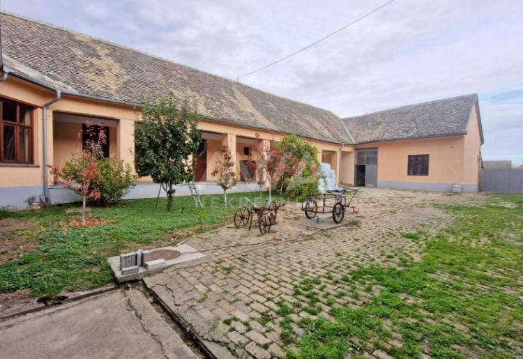 Sivac, Prostrana porodična kuća na velikom placu idealna za miran život ili investiciju
