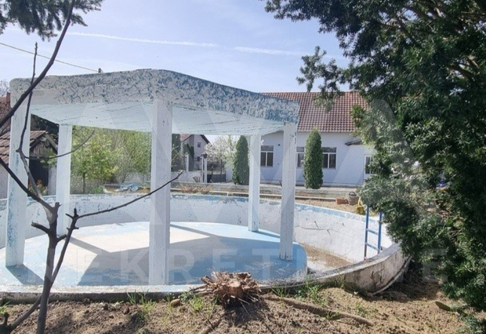 Dve kuće na jednom placu, 327m2, plac 13ar
