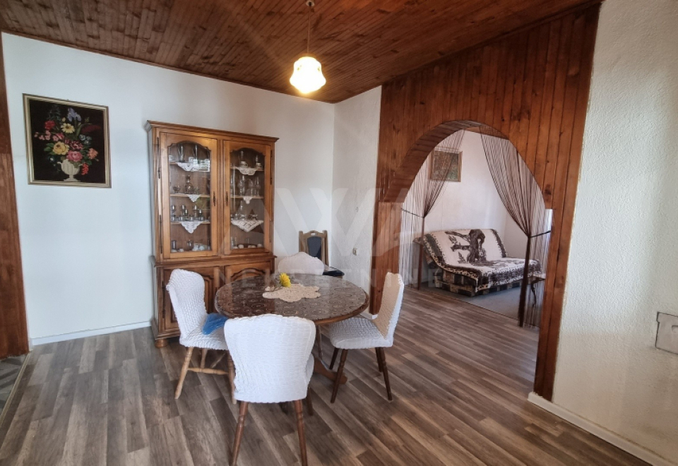 Dve kuće na jednom placu, 327m2, plac 13ar