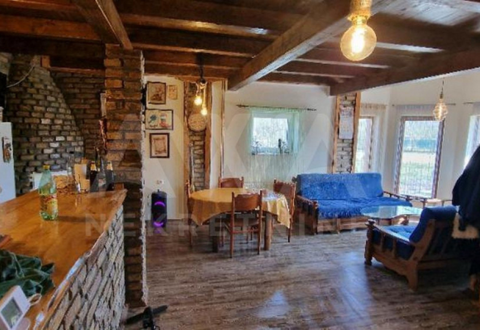 Novija vikendica na većem placu