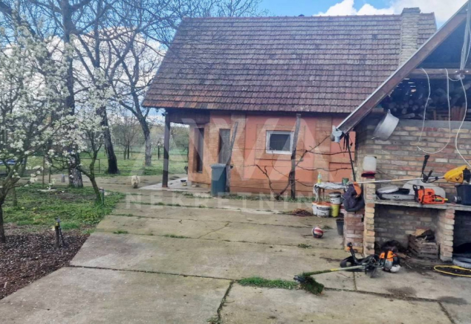 Novija vikendica na većem placu