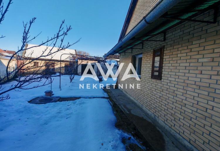 Prizemna dvojna kuća na prodaju u Apatinu – 92 m², zasebna parcela, useljiva