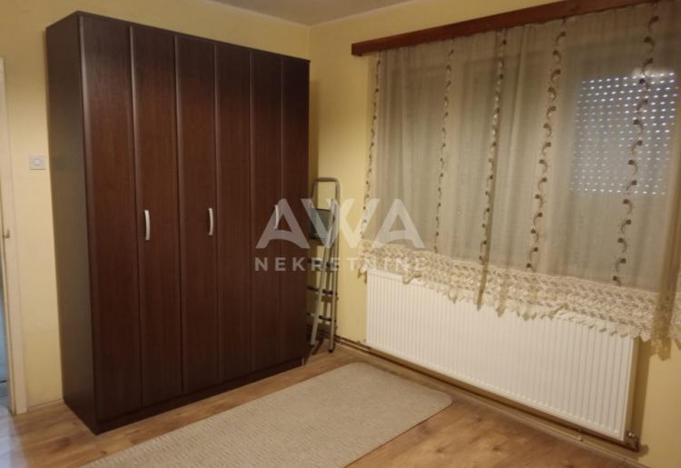 Apatin. Dvojna dvorišna kuća  površine 82 m².