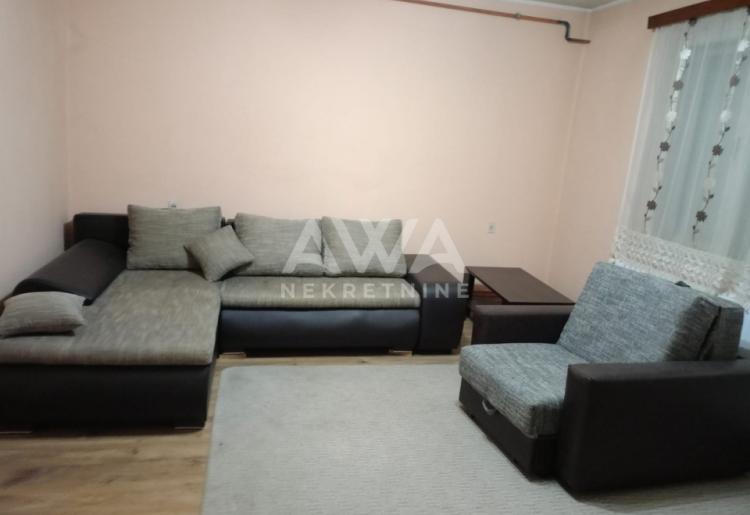 Apatin. Dvojna dvorišna kuća  površine 82 m².