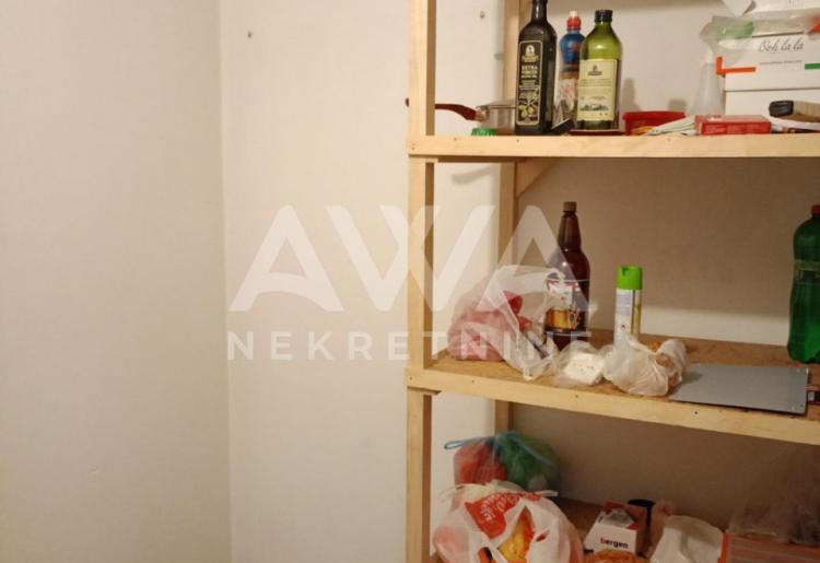 Apatin. Dvojna dvorišna kuća  površine 82 m².