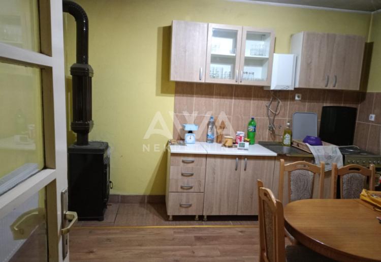 Apatin. Dvojna dvorišna kuća  površine 82 m².