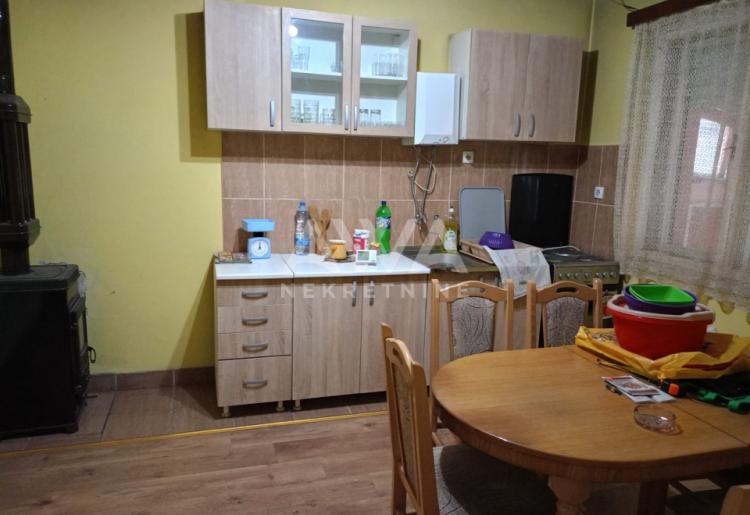Apatin. Dvojna dvorišna kuća  površine 82 m².