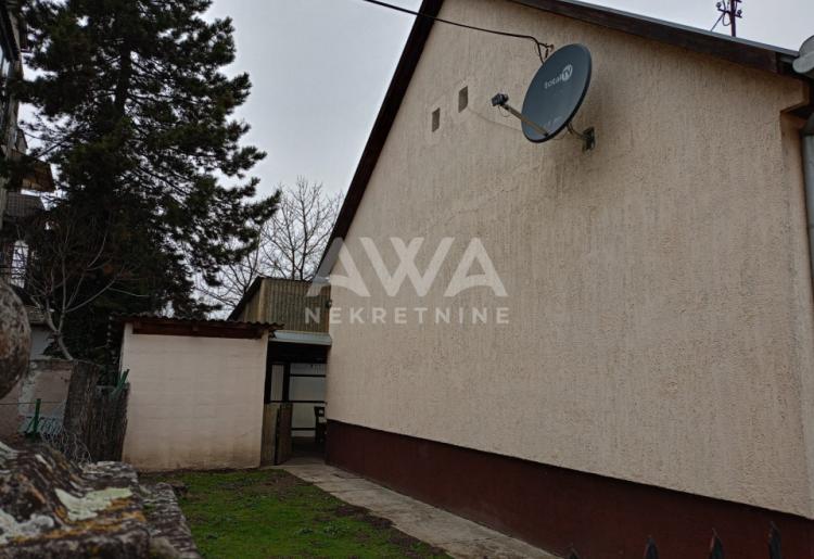 Apatin. Dvojna dvorišna kuća  površine 82 m².