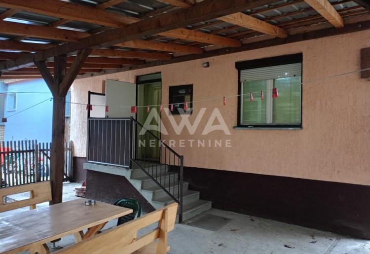 Apatin. Dvojna dvorišna kuća  površine 82 m².
