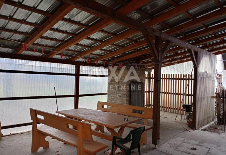 Apatin. Dvojna dvorišna kuća  površine 82 m².
