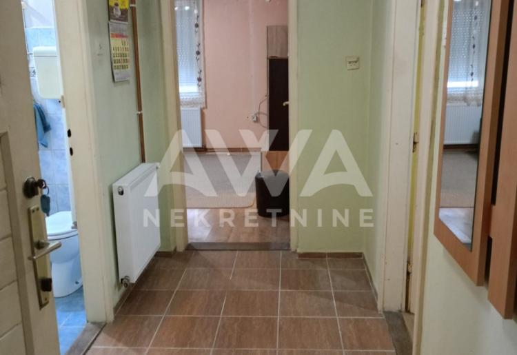 Apatin. Dvojna dvorišna kuća  površine 82 m².