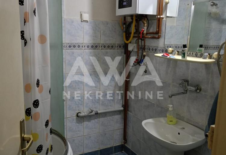 Apatin. Dvojna dvorišna kuća  površine 82 m².