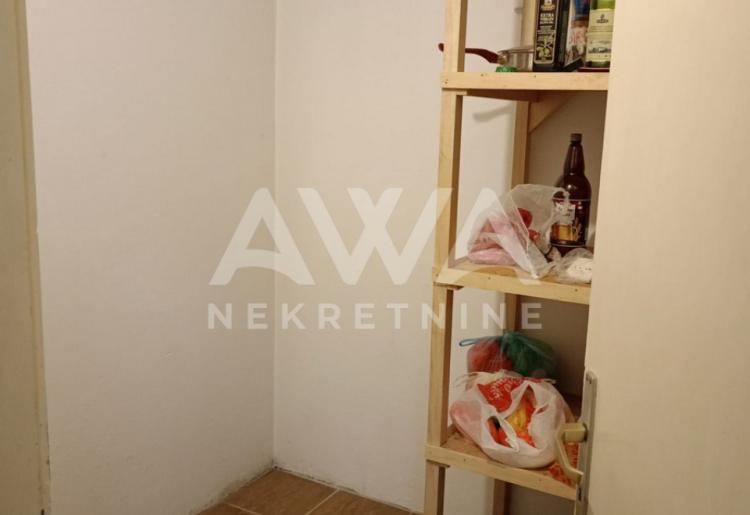 Apatin. Dvojna dvorišna kuća  površine 82 m².