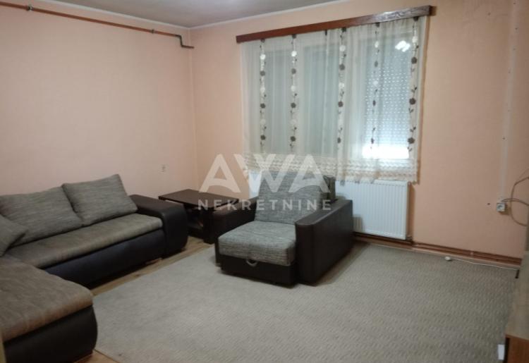 Apatin. Dvojna dvorišna kuća  površine 82 m².