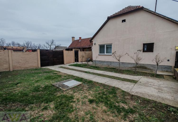 Renovirana trosobna kuća na prodaju u Bogojevu – 125 m², lep plac