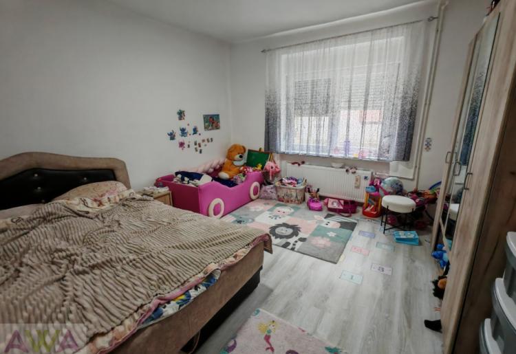 Renovirana trosobna kuća na prodaju u Bogojevu – 125 m², lep plac