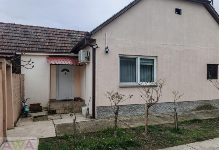 Renovirana trosobna kuća na prodaju u Bogojevu – 125 m², lep plac