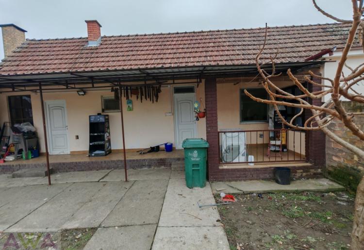Renovirana trosobna kuća na prodaju u Bogojevu – 125 m², lep plac