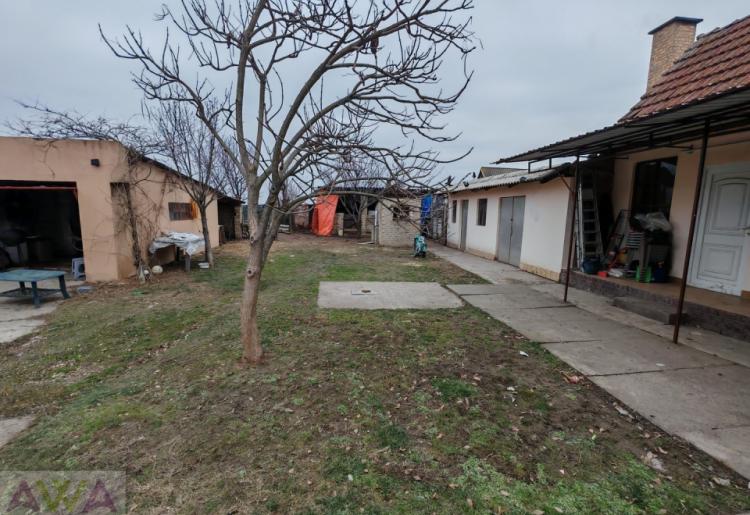 Renovirana trosobna kuća na prodaju u Bogojevu – 125 m², lep plac