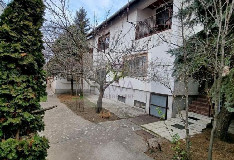 Na prodaju dve kuće u Somboru – MZ Mlake, 147 m², plac 6 ari
