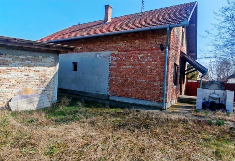 Čonoplja – porodična kuća na placu 679m²