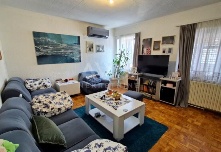 Velika kuća sa tri nivoa i poslovnim prostorom – Odžaci, 324m²