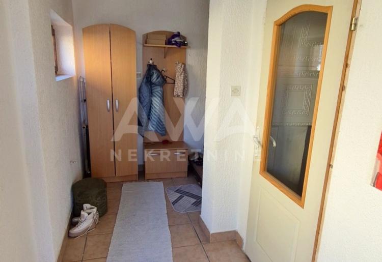 Velika kuća sa tri nivoa i poslovnim prostorom – Odžaci, 324m²