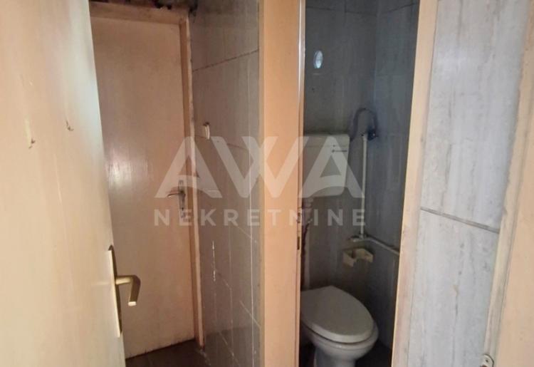 Velika kuća sa tri nivoa i poslovnim prostorom – Odžaci, 324m²