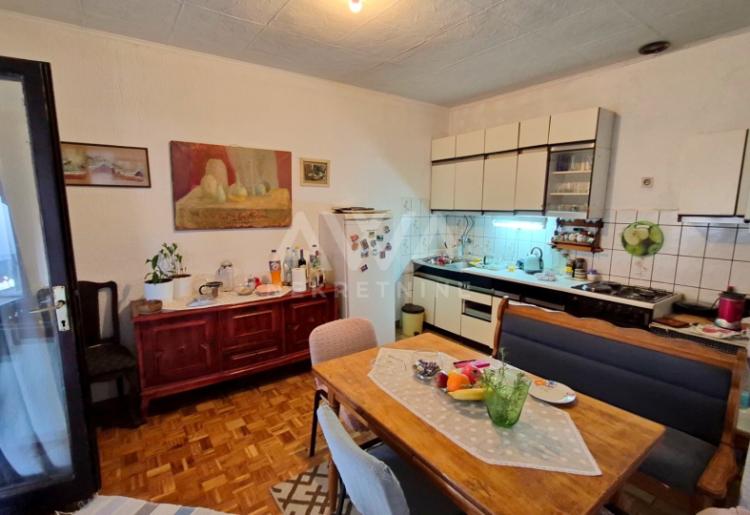 Velika kuća sa tri nivoa i poslovnim prostorom – Odžaci, 324m²