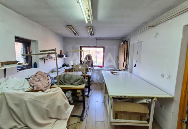 Velika kuća sa tri nivoa i poslovnim prostorom – Odžaci, 324m²