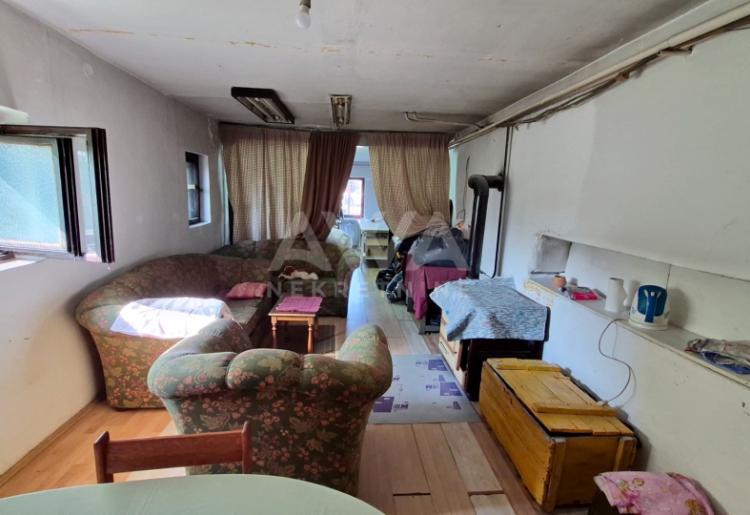 Velika kuća sa tri nivoa i poslovnim prostorom – Odžaci, 324m²