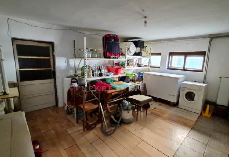 Velika kuća sa tri nivoa i poslovnim prostorom – Odžaci, 324m²