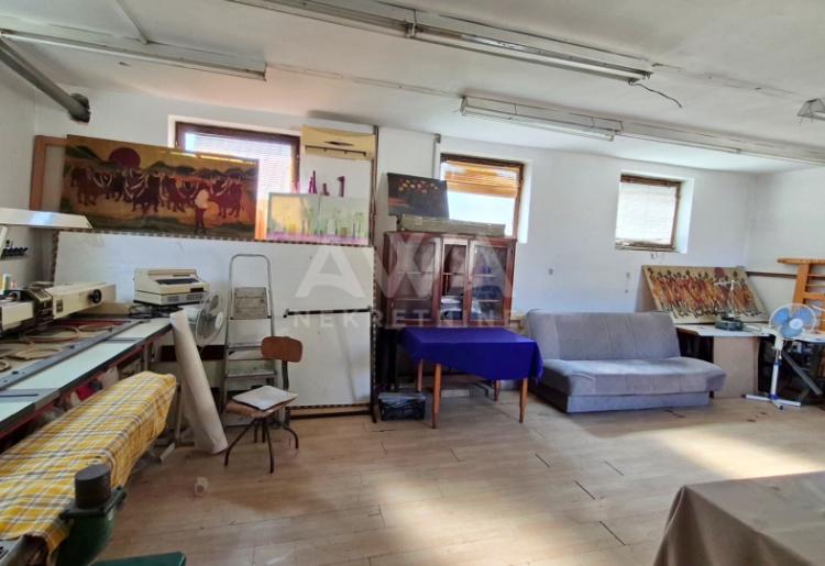 Velika kuća sa tri nivoa i poslovnim prostorom – Odžaci, 324m²