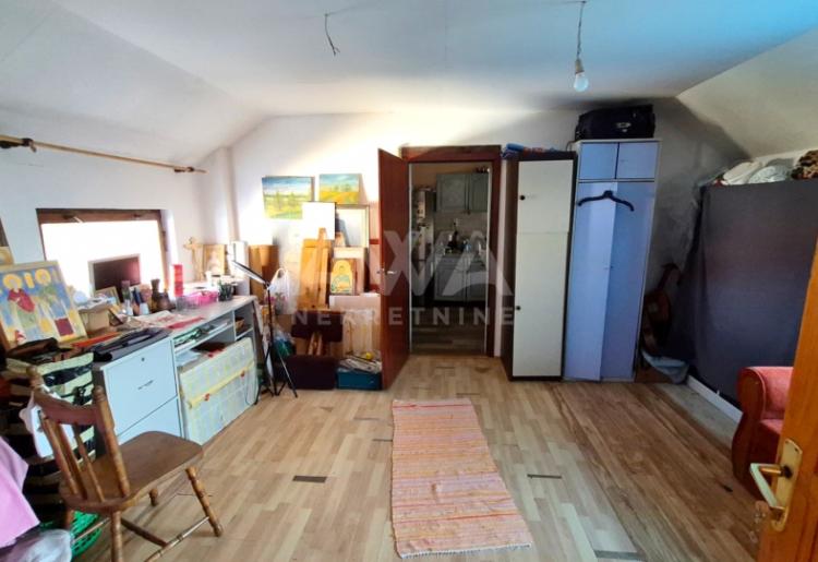 Velika kuća sa tri nivoa i poslovnim prostorom – Odžaci, 324m²
