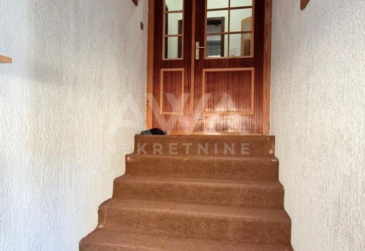 Velika kuća sa tri nivoa i poslovnim prostorom – Odžaci, 324m²