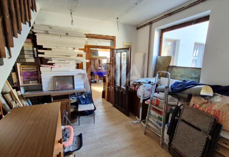 Velika kuća sa tri nivoa i poslovnim prostorom – Odžaci, 324m²