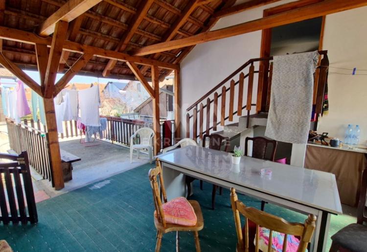 Velika kuća sa tri nivoa i poslovnim prostorom – Odžaci, 324m²