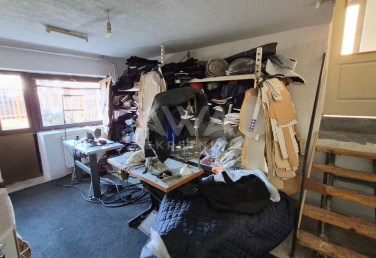 Velika kuća sa tri nivoa i poslovnim prostorom – Odžaci, 324m²