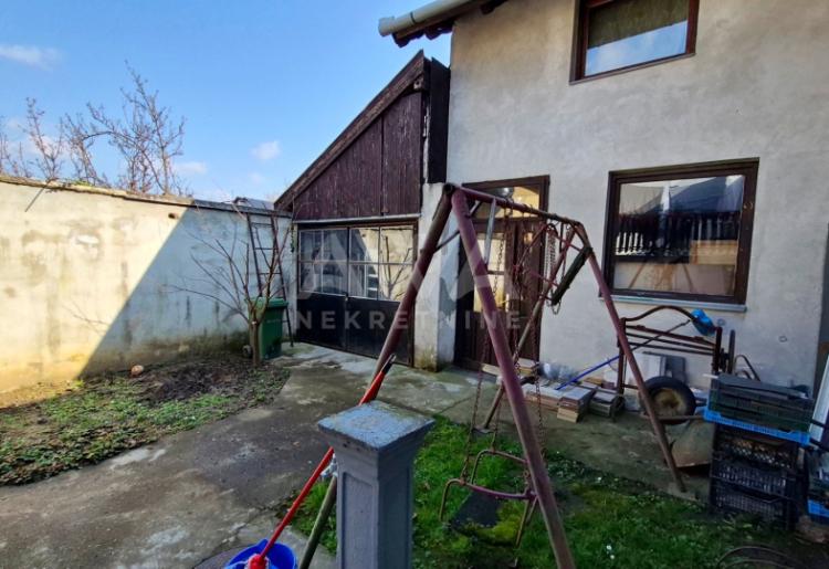 Velika kuća sa tri nivoa i poslovnim prostorom – Odžaci, 324m²