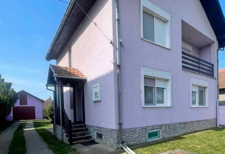 Spratna porodična kuća 115m² + garaža, plac 590m² – Kljajićevo