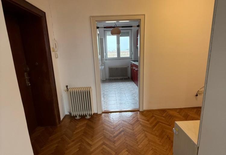 Strogi centar SOMBORA – renoviran  3.0 stan sa parkingom