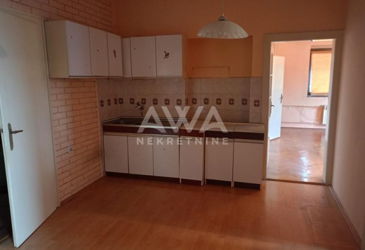 Četvorosoban stan 85m², II sprat – centar Apatina