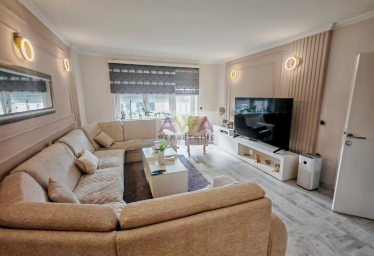 Moderna spratna kuća sa uređenim dvorištem i garažom za 3 vozila – Gornja Varoš, Sombor