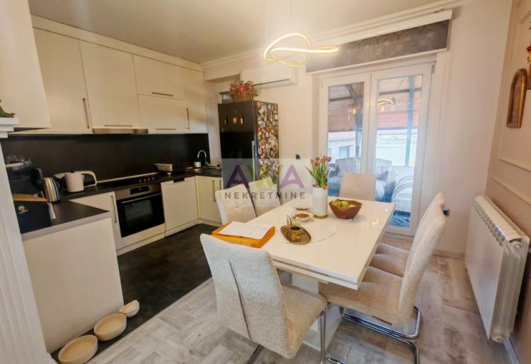 Moderna spratna kuća sa uređenim dvorištem i garažom za 3 vozila – Gornja Varoš, Sombor