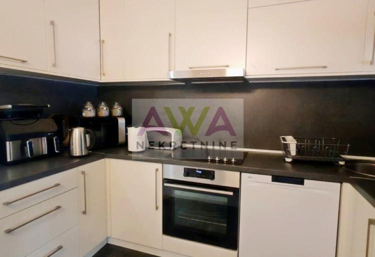 Moderna spratna kuća sa uređenim dvorištem i garažom za 3 vozila – Gornja Varoš, Sombor