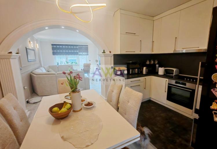 Moderna spratna kuća sa uređenim dvorištem i garažom za 3 vozila – Gornja Varoš, Sombor