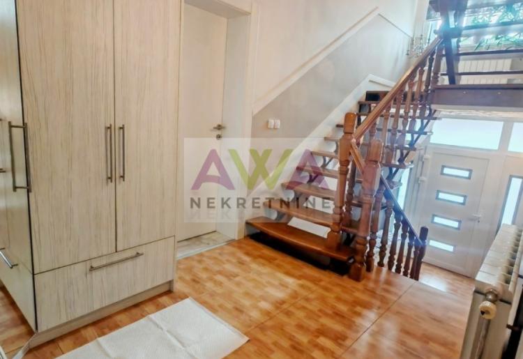 Moderna spratna kuća sa uređenim dvorištem i garažom za 3 vozila – Gornja Varoš, Sombor