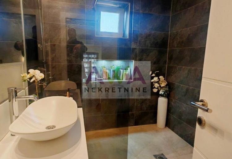 Moderna spratna kuća sa uređenim dvorištem i garažom za 3 vozila – Gornja Varoš, Sombor